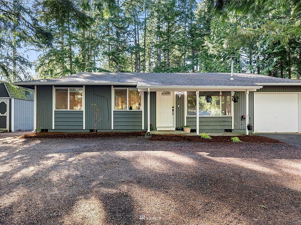 Welcome home! This charming rambler in a great location is ready and waiting for you!