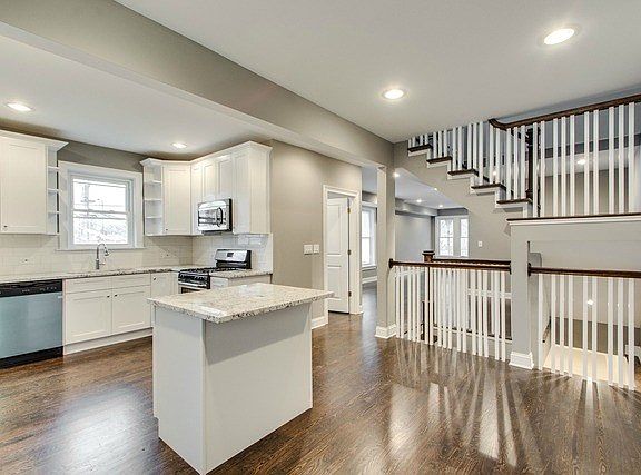 4th image of 4820 W Drummond Pl