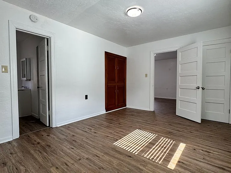 302 E Locust St — Photo 13