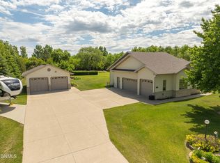 7467 Red Fox Ln, Bismarck, ND 58503