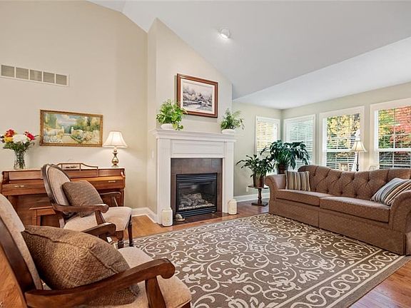 4th image of 140 Kingston Ct
