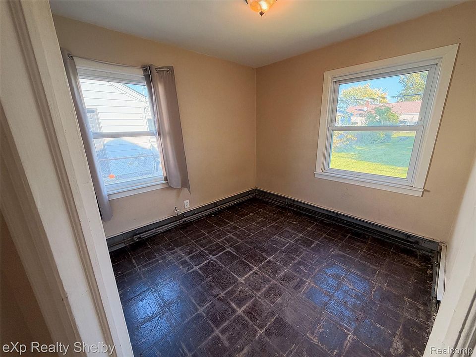 26730 Grandmont St, photo 23