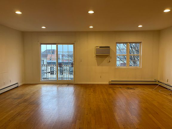 3rd image of 20-20 Steinway St #2