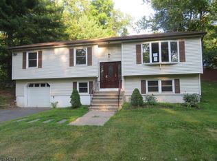 3 Applewood Rd, Hamburg, NJ 07419