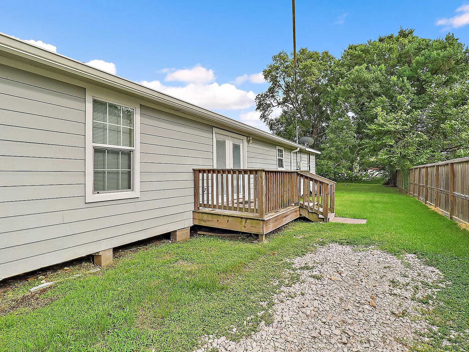3 bed, 2.0 bath, 1344 sqft, $1,700 — Photo 2