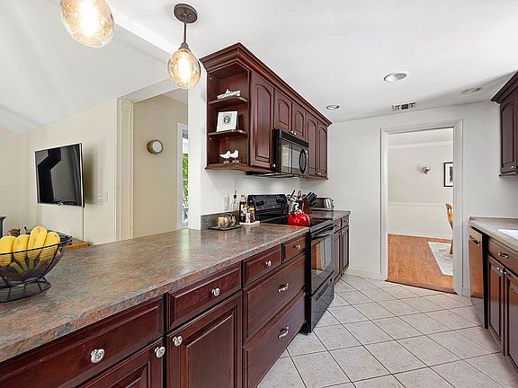 4th image of 6 Wallace Ln