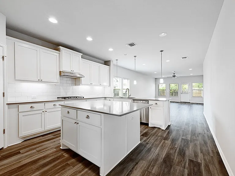 8816 Mina Dr — Photo 3