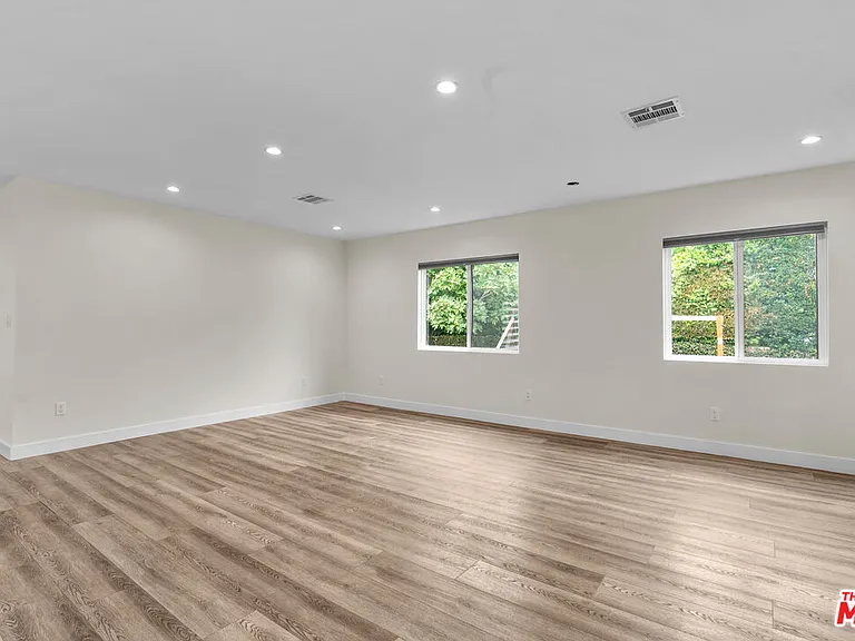 18343 Calvert St — Photo 6