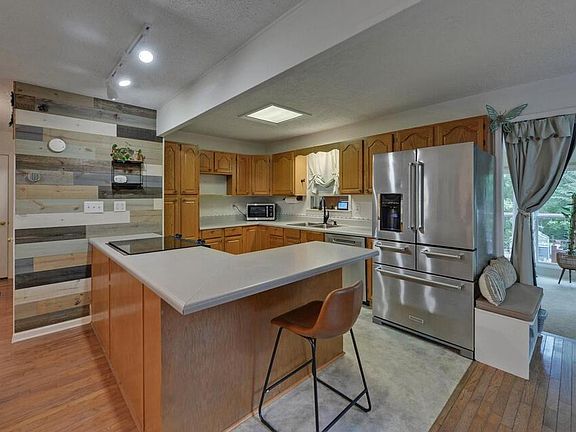 3rd image of 75 Farley Ct