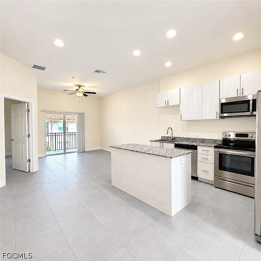 2 bed, 2.0 bath, 910 sqft, $1,295 — Photo 1
