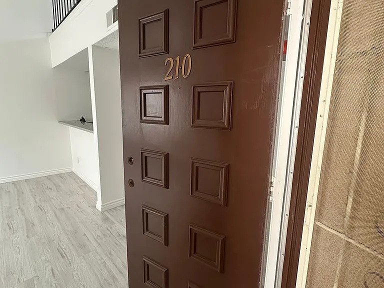 10135 Hillhaven Ave — Photo 2