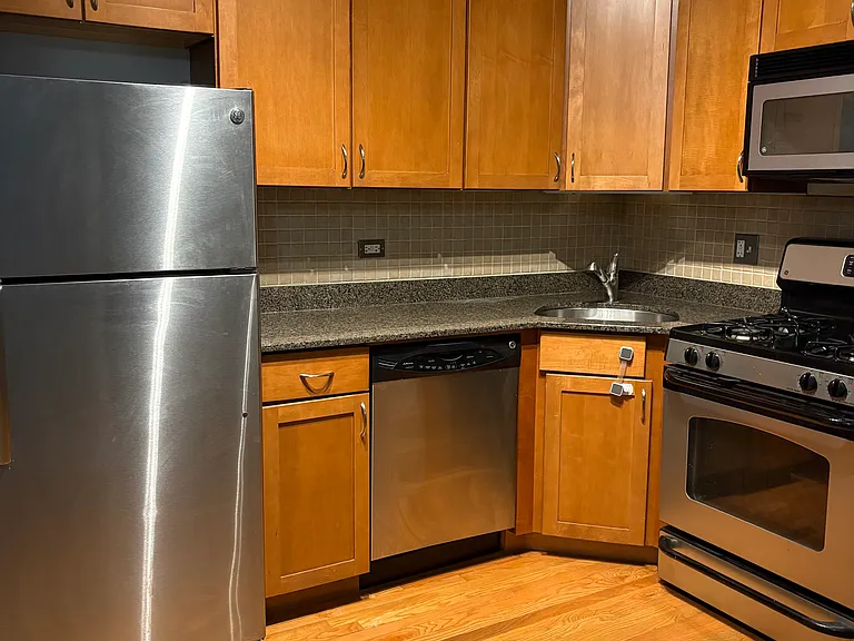 1347 W Eddy St #204 — Photo 1