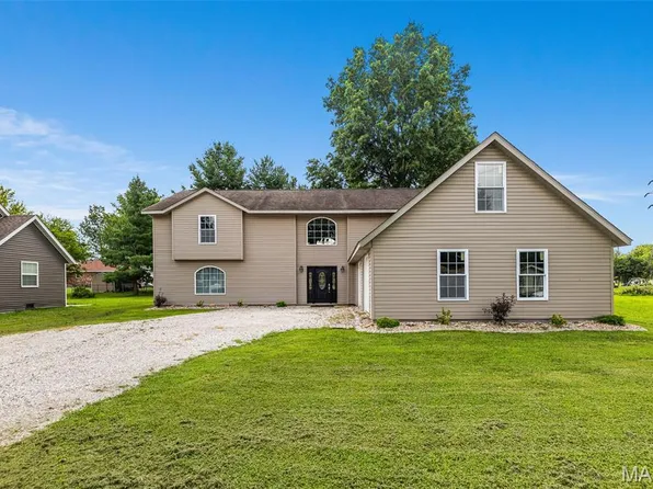 1002 E Mill St, Staunton, IL 62088