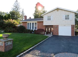 39 Harwood Dr E, Glen Cove, NY 11542