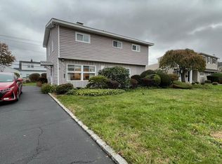 135 Sunrise Ln, Levittown, NY 11756