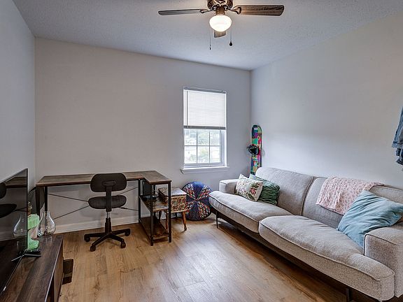 5th image of 600 Trudy St APT D