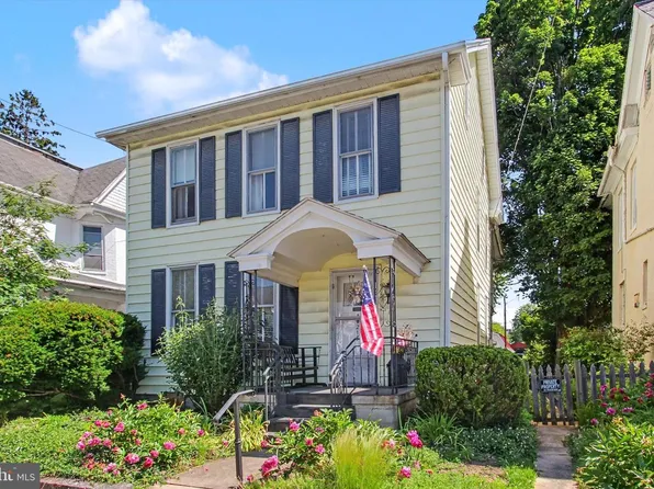 215 W 2nd St, Waynesboro, PA 17268
