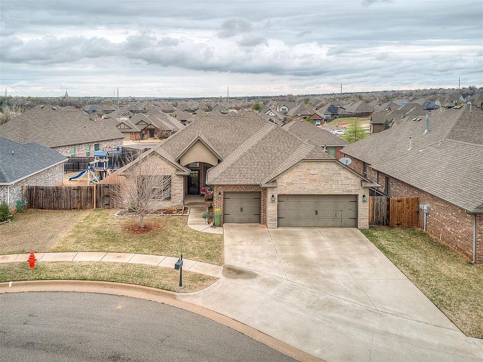 1st image of 909 NW 189th Cir
