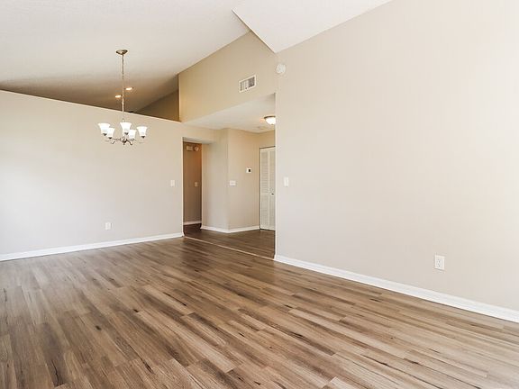 4th image of 12832 Dunhill Dr