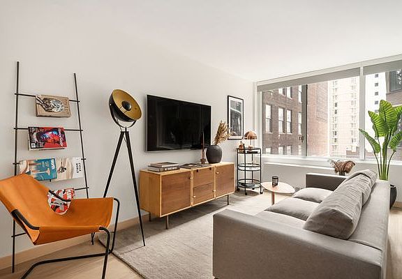 4th image of 70 W 37th St #2201