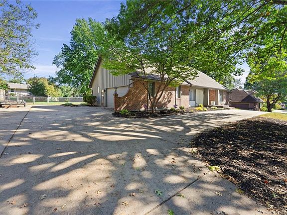 2nd image of 205 NW Hillcrest Ln