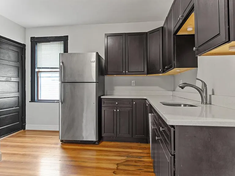 18 Peverell St #2 — Photo 2