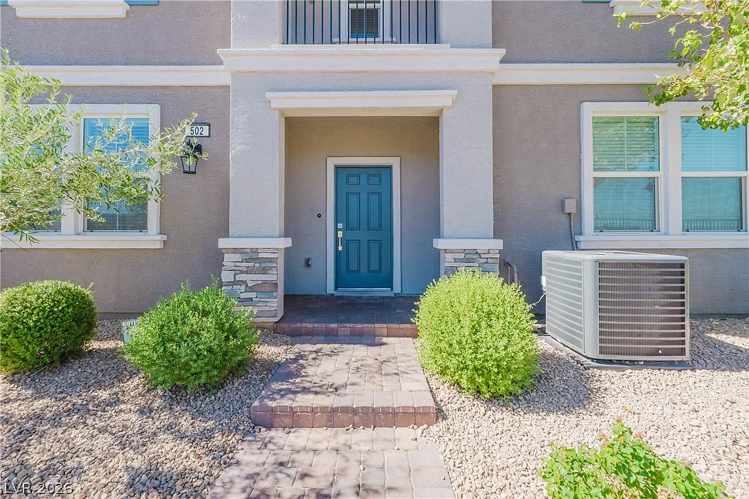 3 bed, 2.5 bath, 1832 sqft, $2,200 — Photo 1