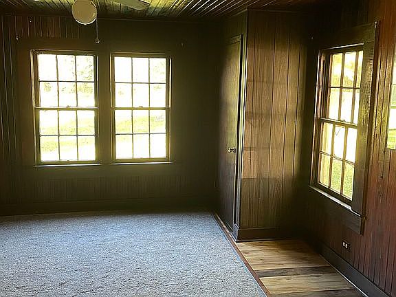 5th image of 905 W 5th St