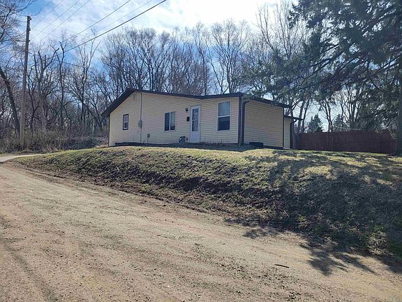4th image of 1800 S Maple St