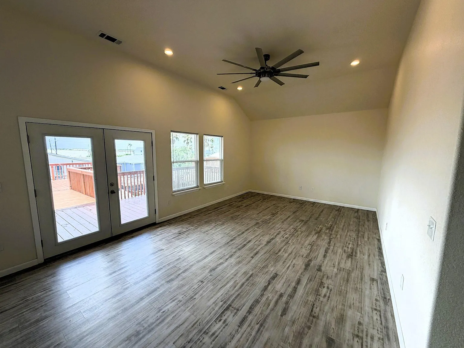 3 bed, 2.0 bath, 1600 sqft, $3,575 — Photo 2