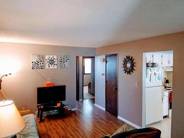 426 Jeffrey Ln — Photo 2