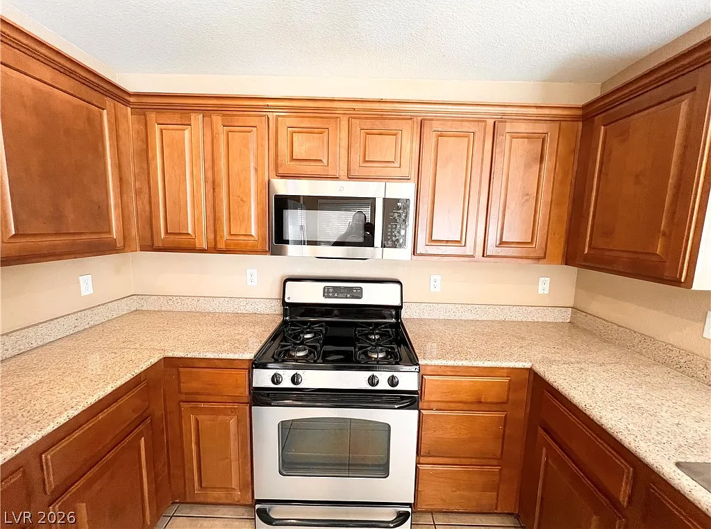 4 bed, 2.5 bath, 1608 sqft, $2,100 — Photo 3
