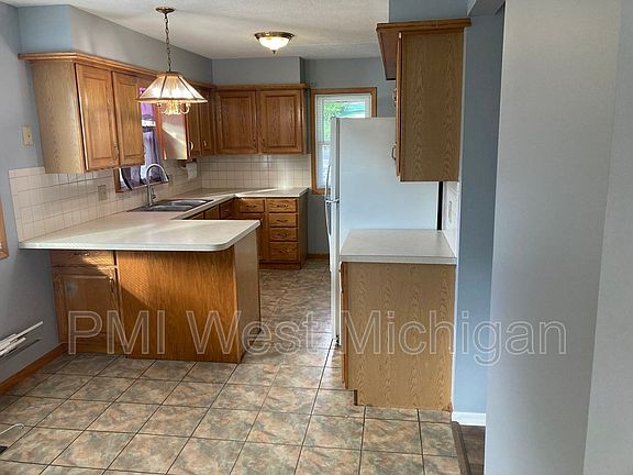 2nd image of 1958 Crestmoor Ct SE