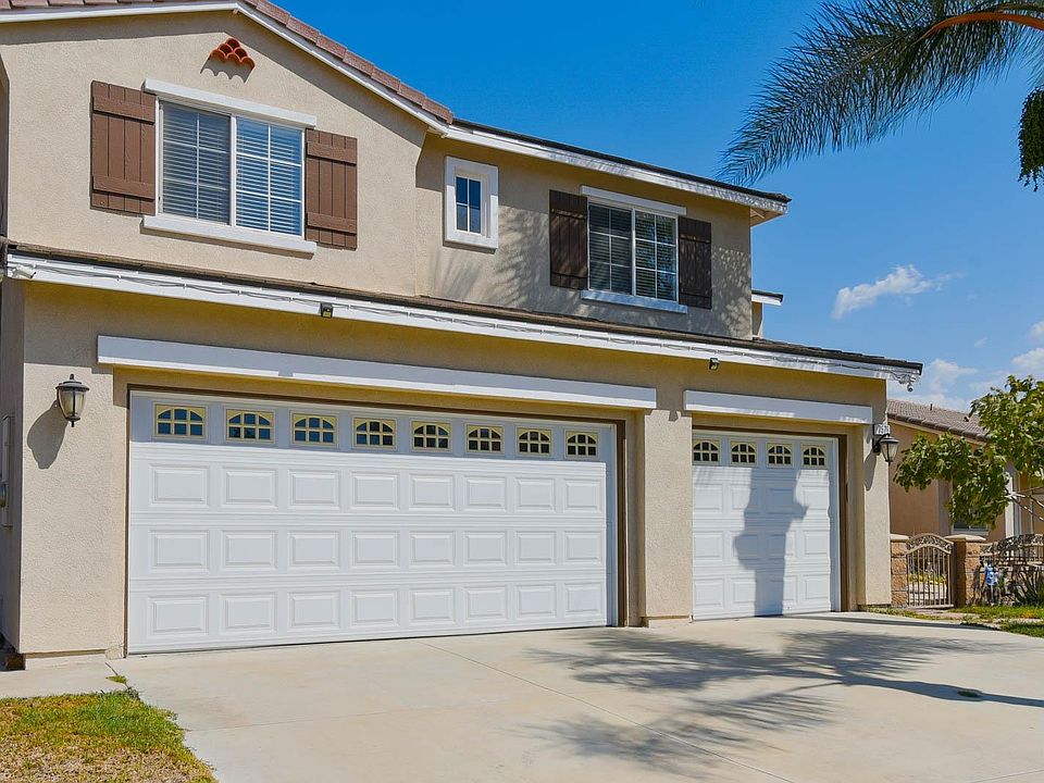 The front of the house with a great curb appeal and the three-car garage.