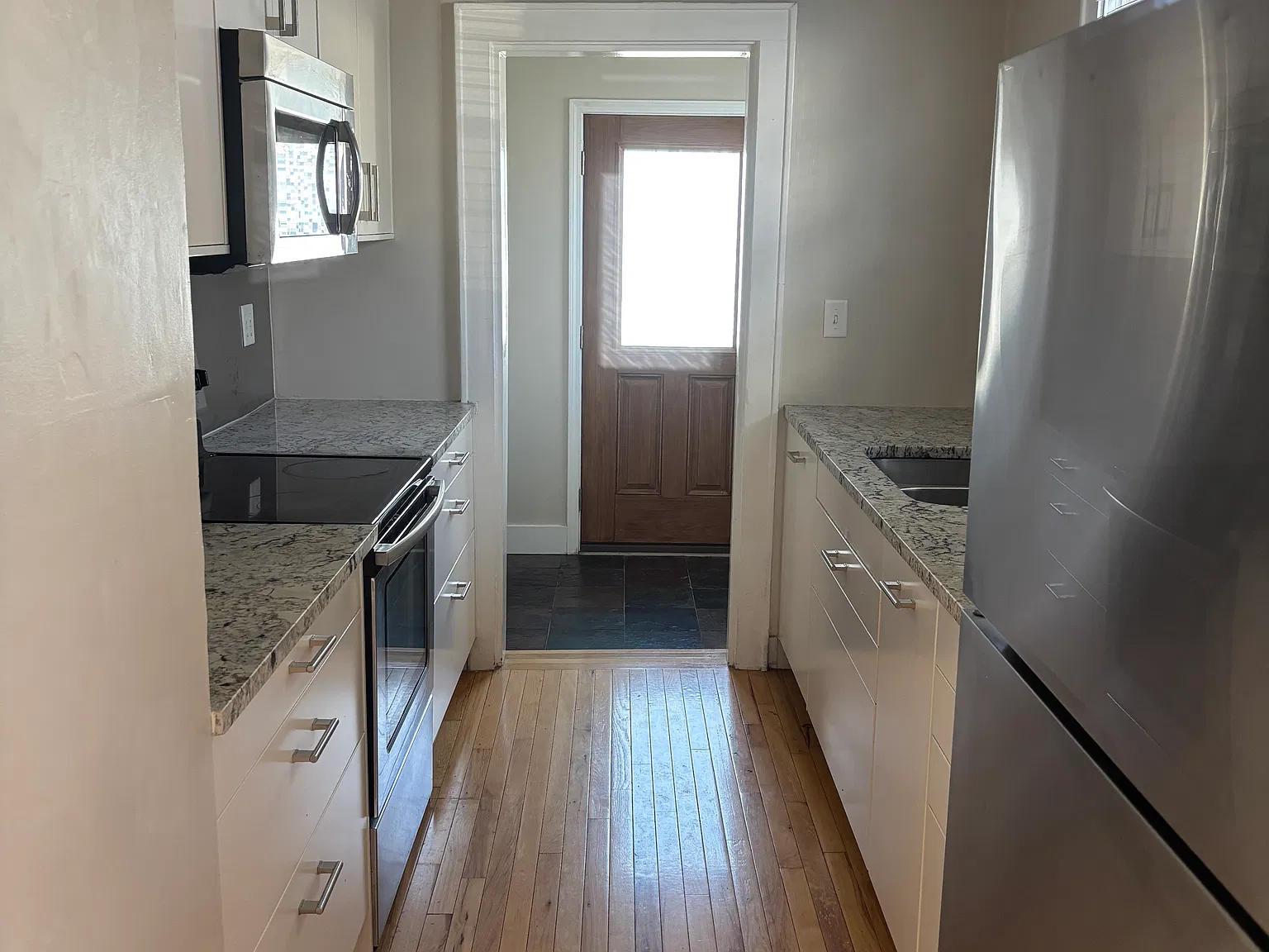 3 bed, 916 sqft, $2,400 — Photo 3