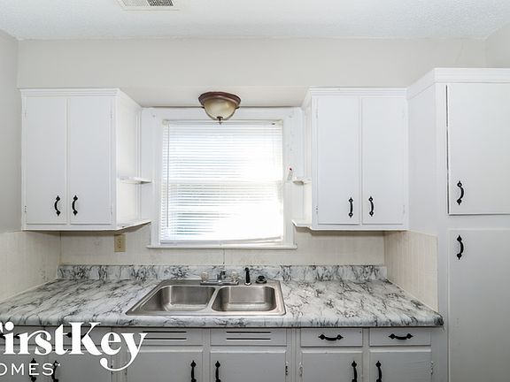 4th image of 582 Estridge Dr