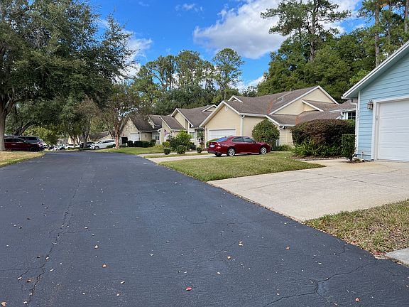 beautiful neighborhood, well maintained.