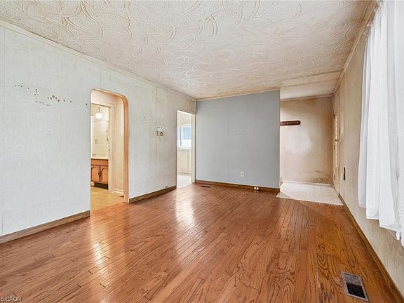 3rd image of 127 Spadina Rd E