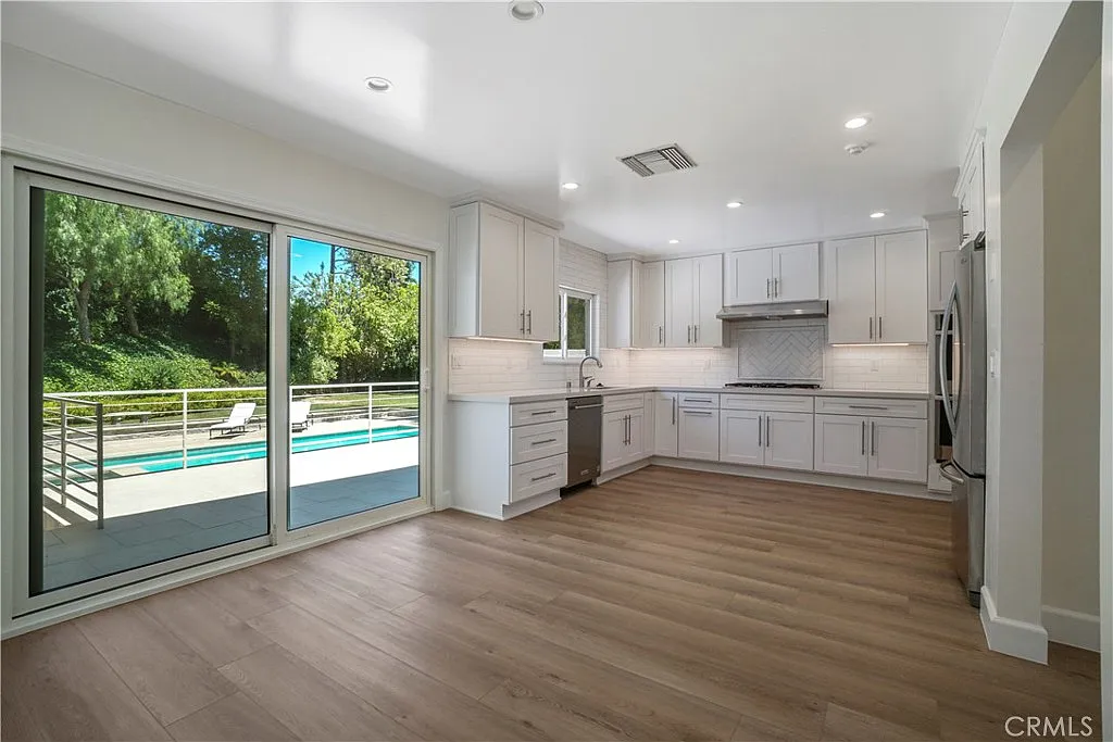 5 bed, 3.5 bath, 3199 sqft, $11,995 — Photo 3