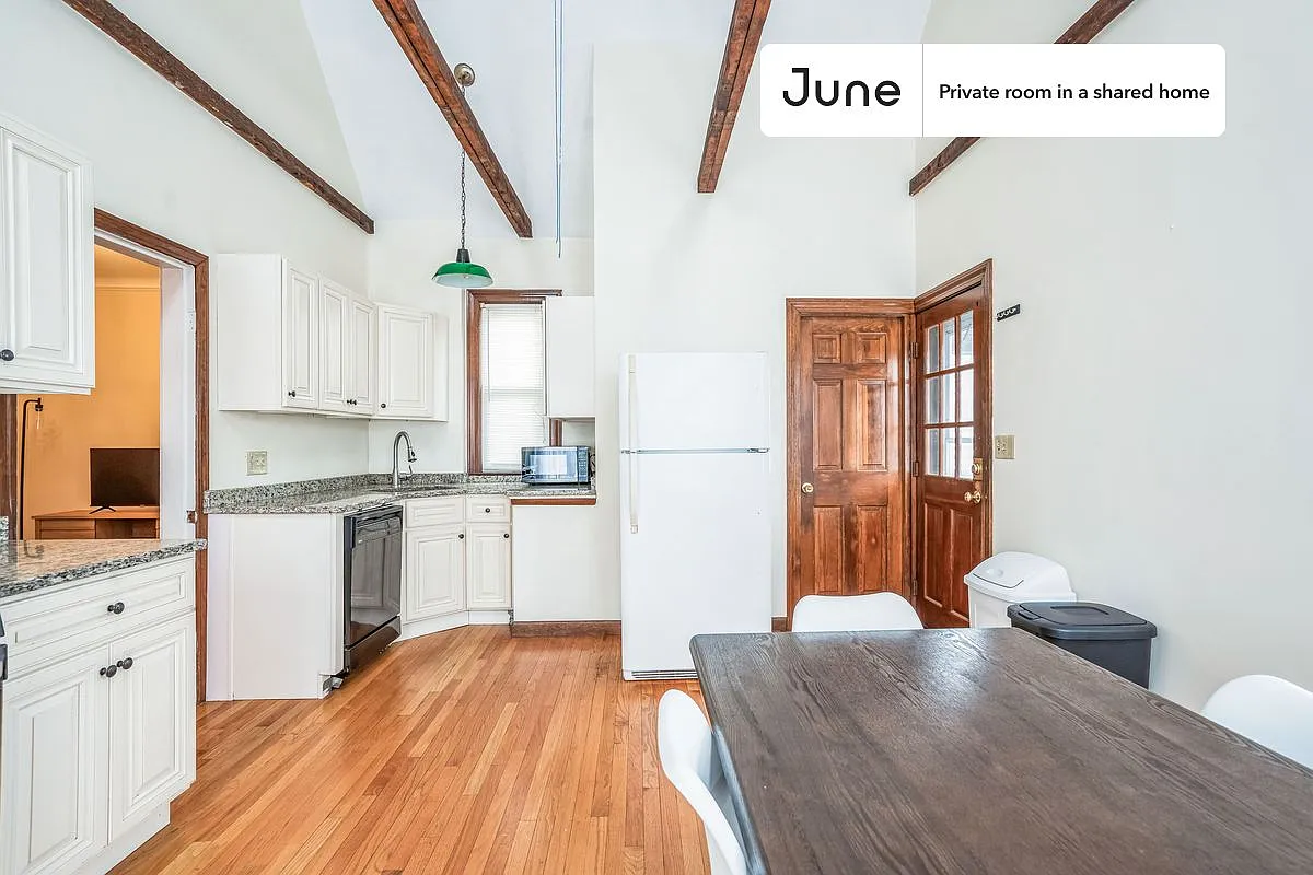Queen bedroom in 4 bed/1.5 bath home in Somerville #1826 B — Photo 4
