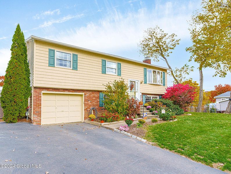 2nd image of 192 Woodsedge Court