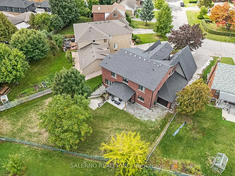11 Compton Cres — Photo 47
