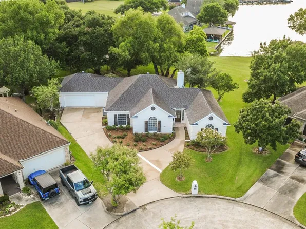 103 Forest Ct, Montgomery, TX 77356