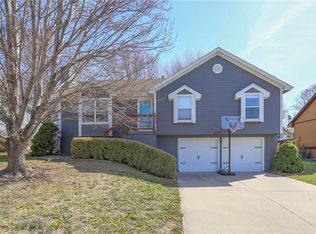 1229 NE Applewood St, Lees Summit, MO 64086