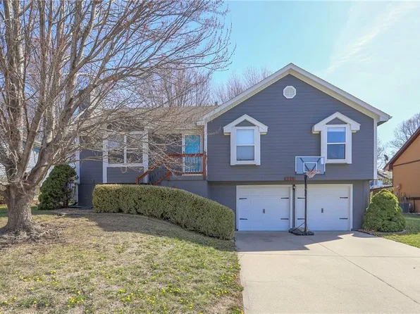 1229 NE Applewood St, Lees Summit, MO 64086
