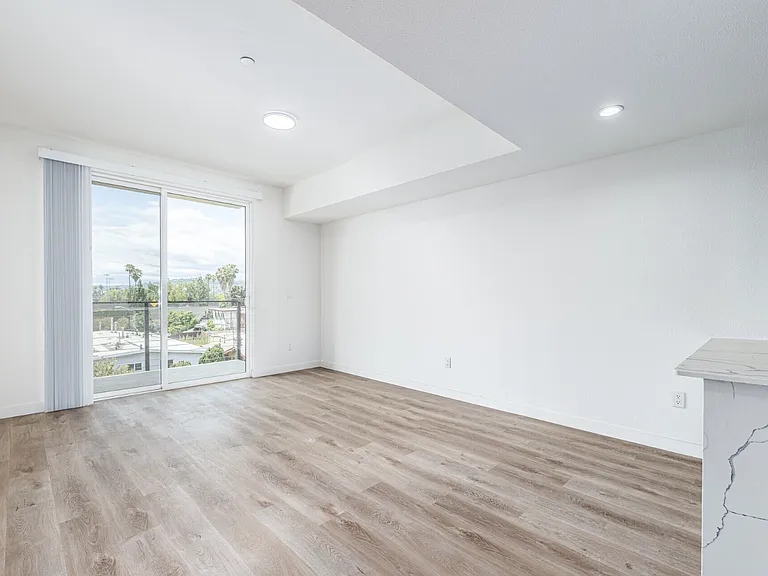 900 N Ardmore Ave Property — Photo 17