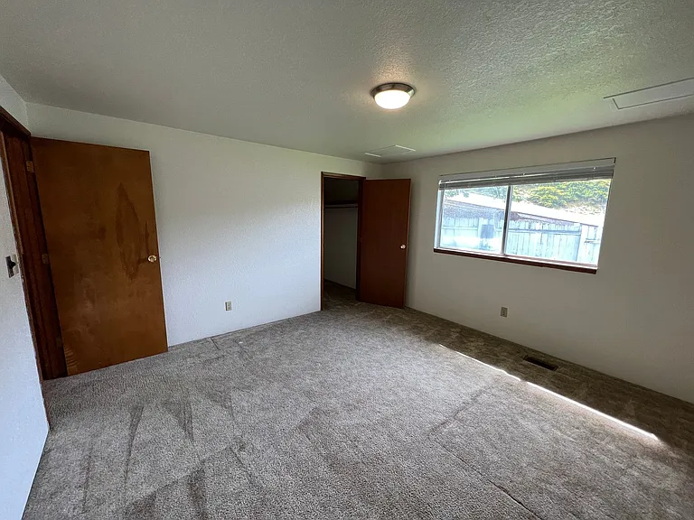 1113 NE Grandview Dr — Photo 11