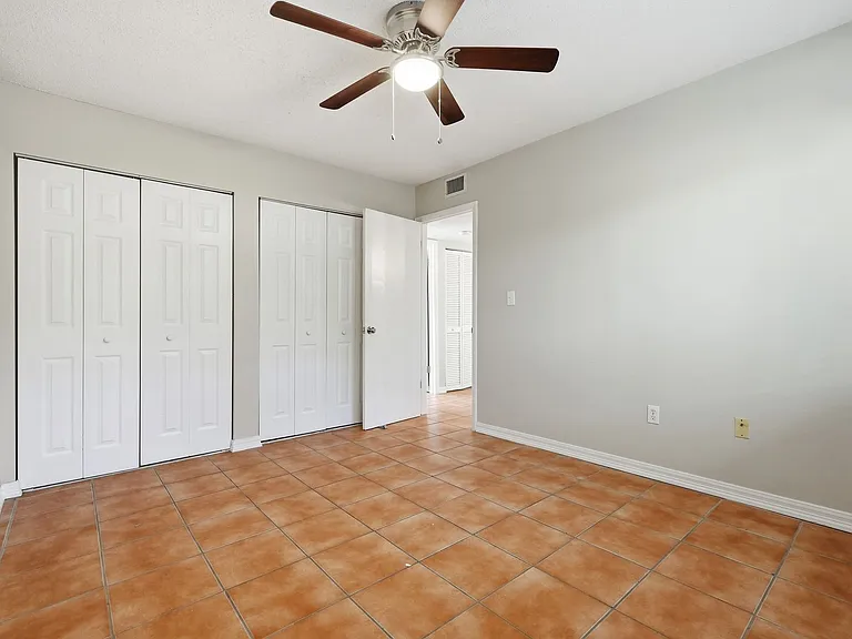 201 College Blvd E #11 — Photo 28