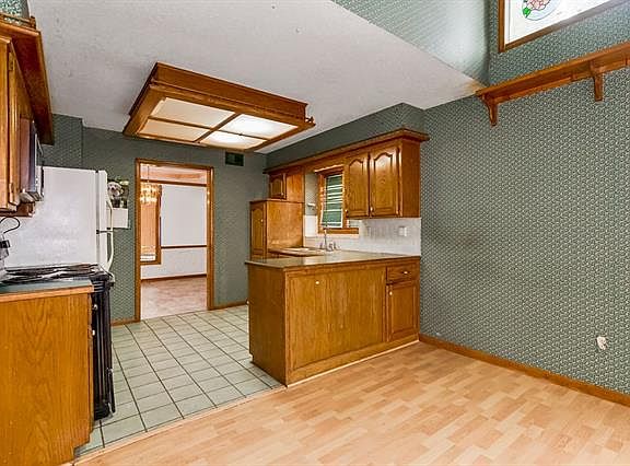 4th image of 916 W Richwood Dr