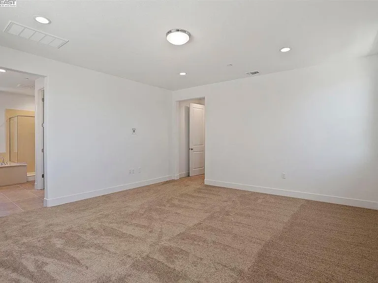 107 E Vince St — Photo 11